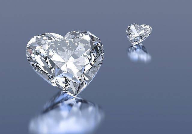 钻石是地球上最硬的物质，如果用铁锤去砸钻石，钻石会碎吗？