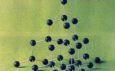 钻石是地球上最硬的物质，如果用铁锤去砸钻石，钻石会碎吗？