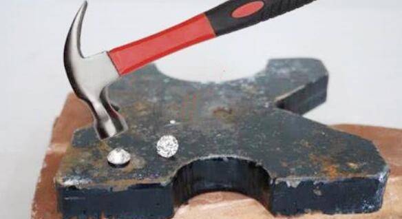 钻石是地球上最硬的物质，如果用铁锤去砸钻石，钻石会碎吗？