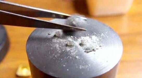 钻石是地球上最硬的物质，如果用铁锤去砸钻石，钻石会碎吗？