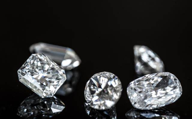 在地球上钻石其实并不稀缺，那么为什么钻石会这么珍贵？