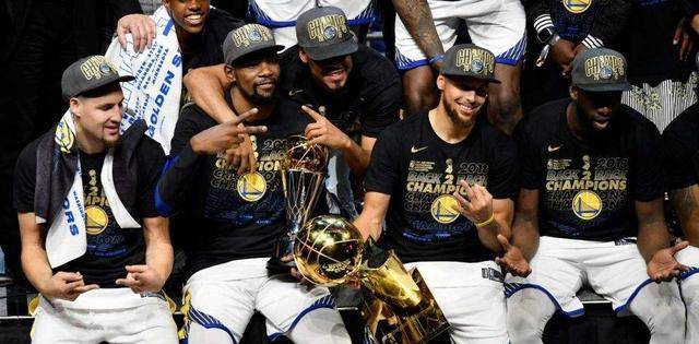 库里：2017年勇士能赢2001年湖人