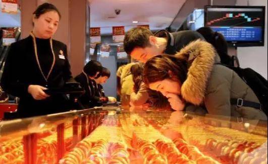 金价继续下跌，目前各大金店的黄金价格是多少一克？未来会跌吗？