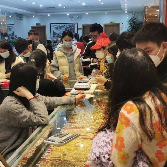 金店内人头攒动，春节前再现“淘金热”！