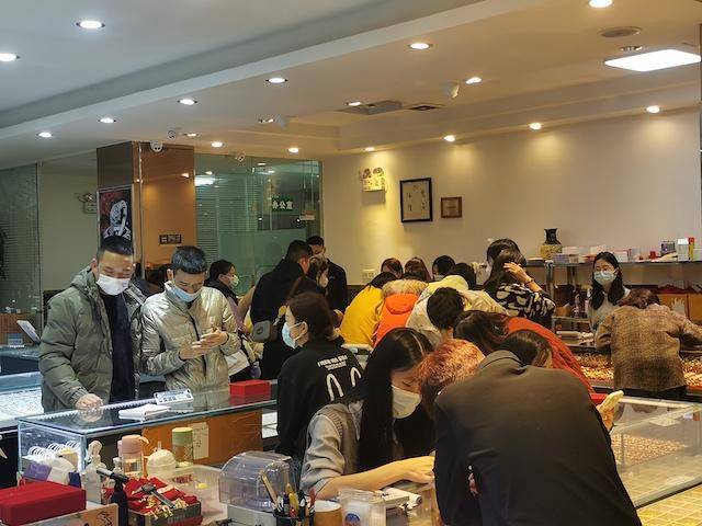 金店内人头攒动，春节前再现“淘金热”！