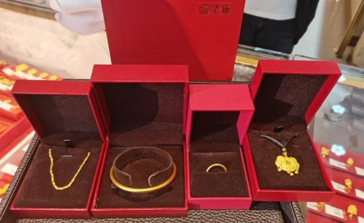 春节前“淘金热”来了？金价连续上涨 金条首饰仍热销