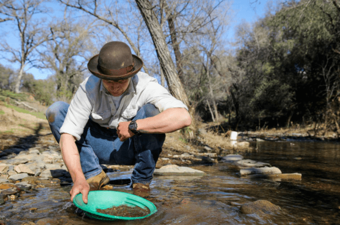 美媒：暴雨带来“洪水黄金”，加州重现淘金热