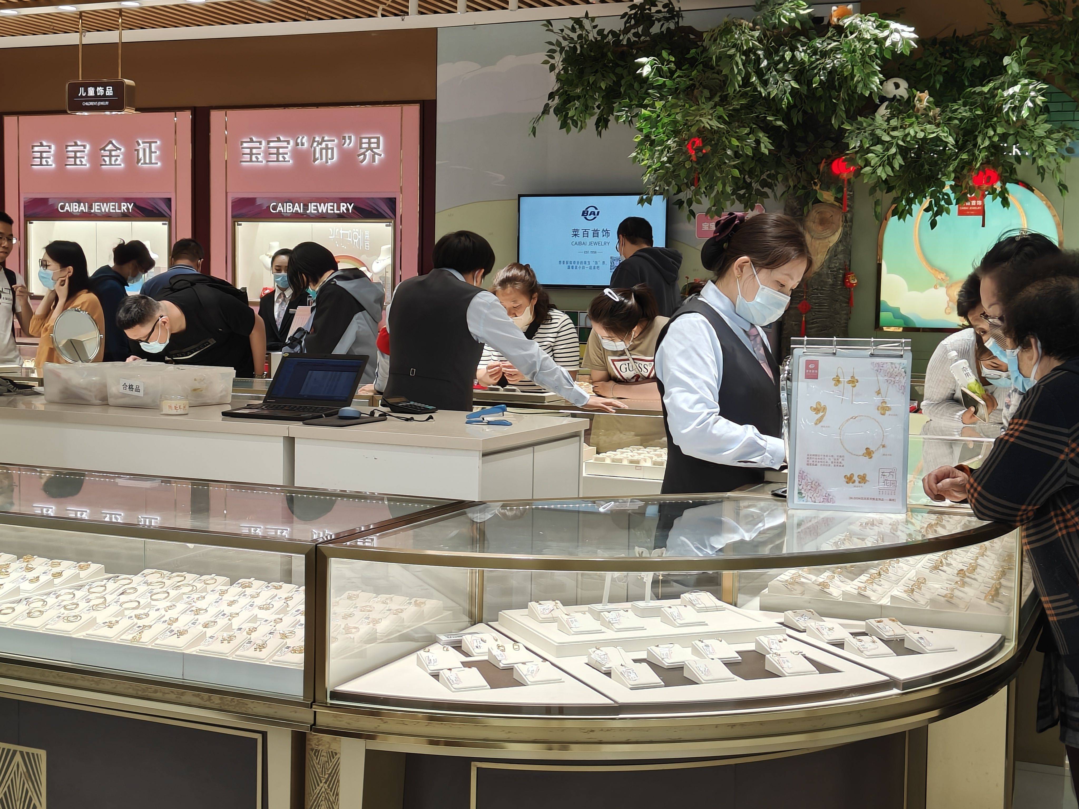 金价再创新高，投资者该如何把握？该买还是该卖？