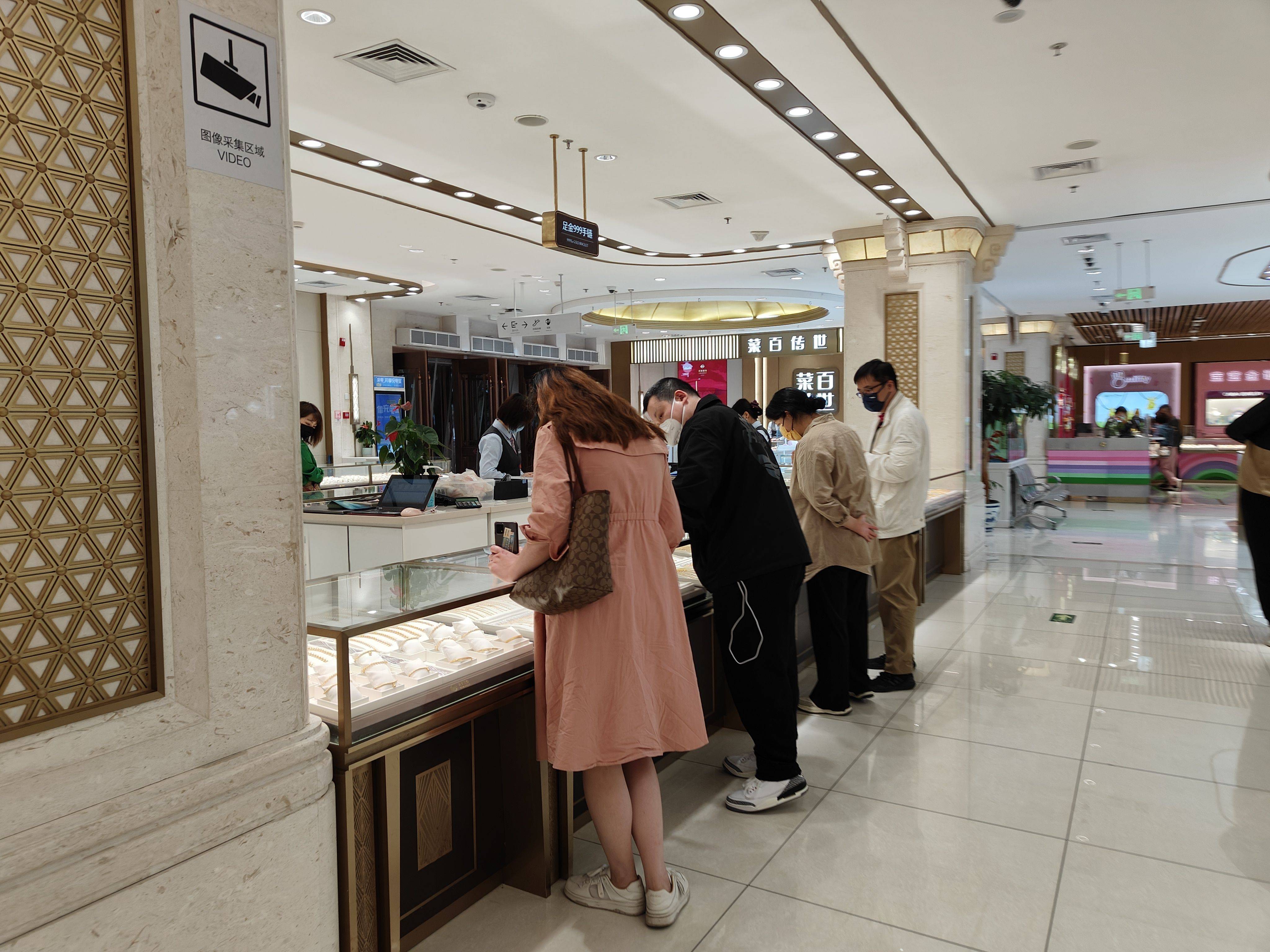 金价再创新高，投资者该如何把握？该买还是该卖？