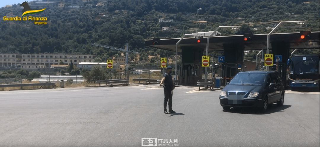 华人男子携90万欧现金入境意大利 被金融警察扣押