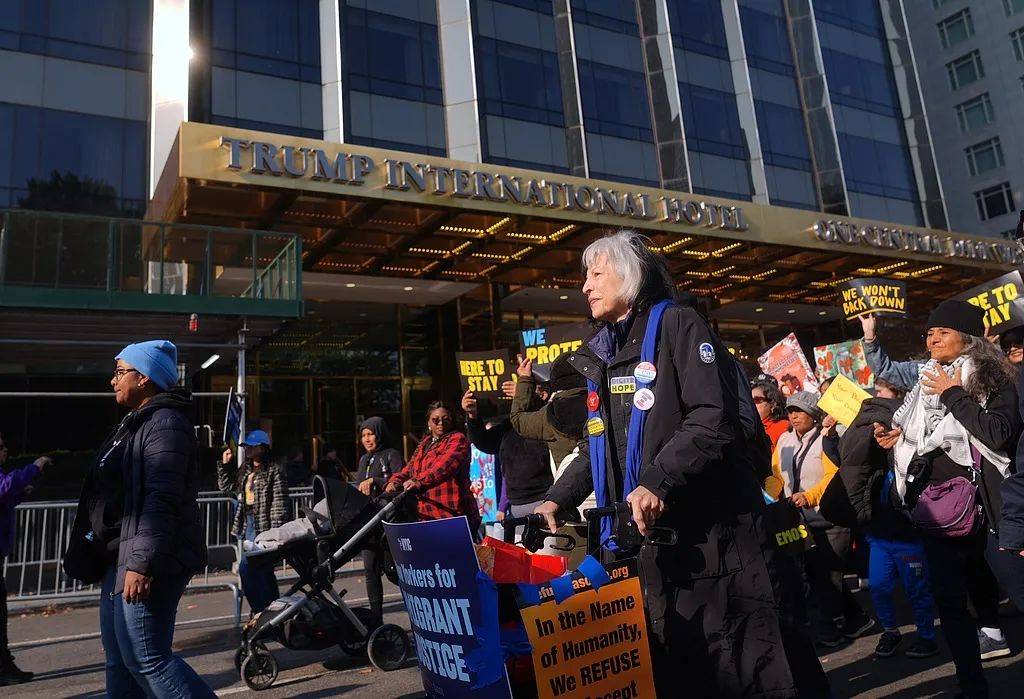 化恐惧为战斗！全美多地爆发反特朗普游行