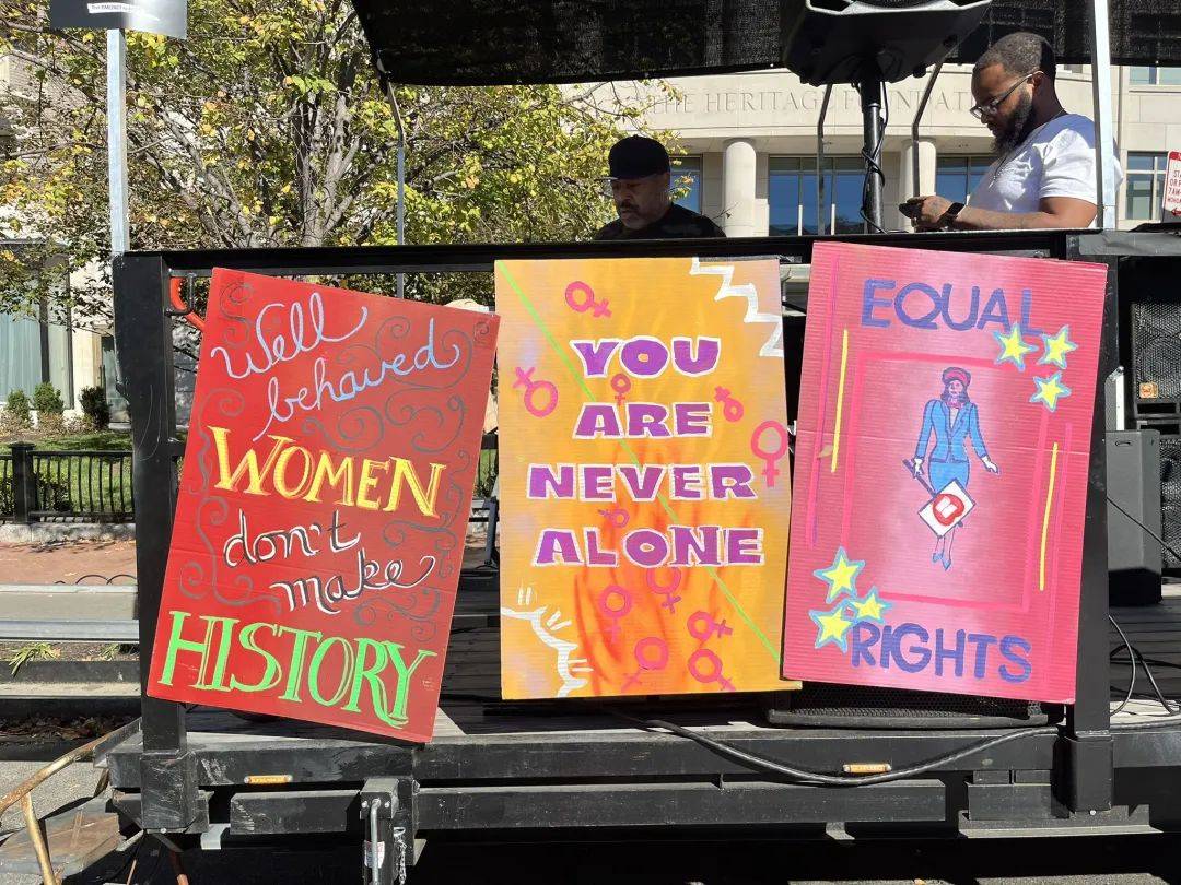 "化恐惧为战斗！"全美多地爆发反特朗普游行