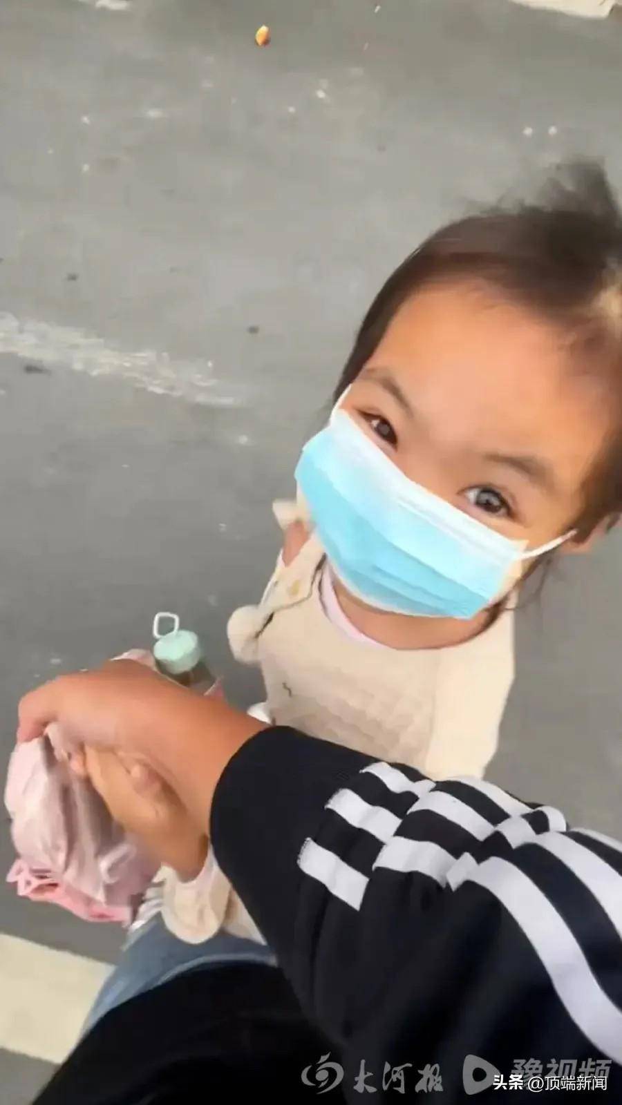 被泼开水女童返校书包现恐吓信：“再发视频，要你全家不好过”