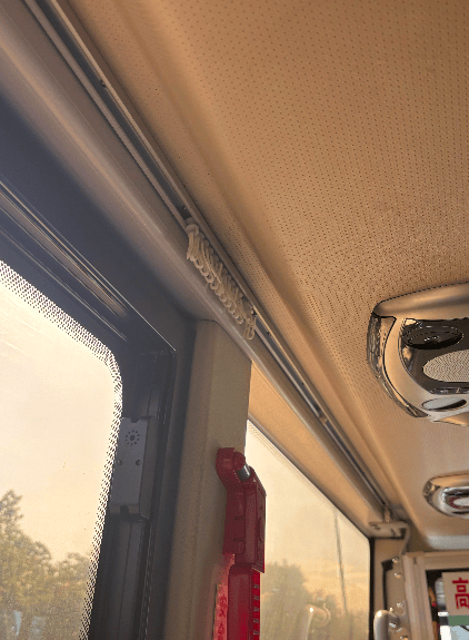 “晒足一小时太阳”！深圳一公交被指遮阳设施差，记者实测