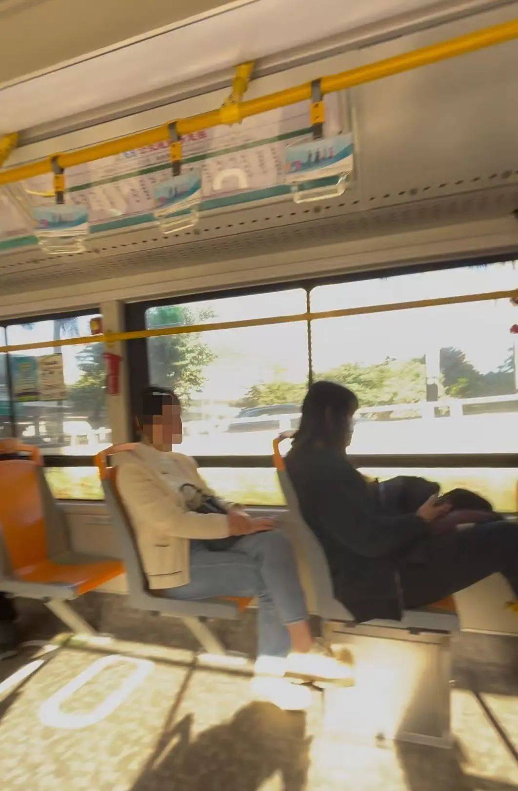 “晒足一小时太阳”！深圳一公交被指遮阳设施差，记者实测