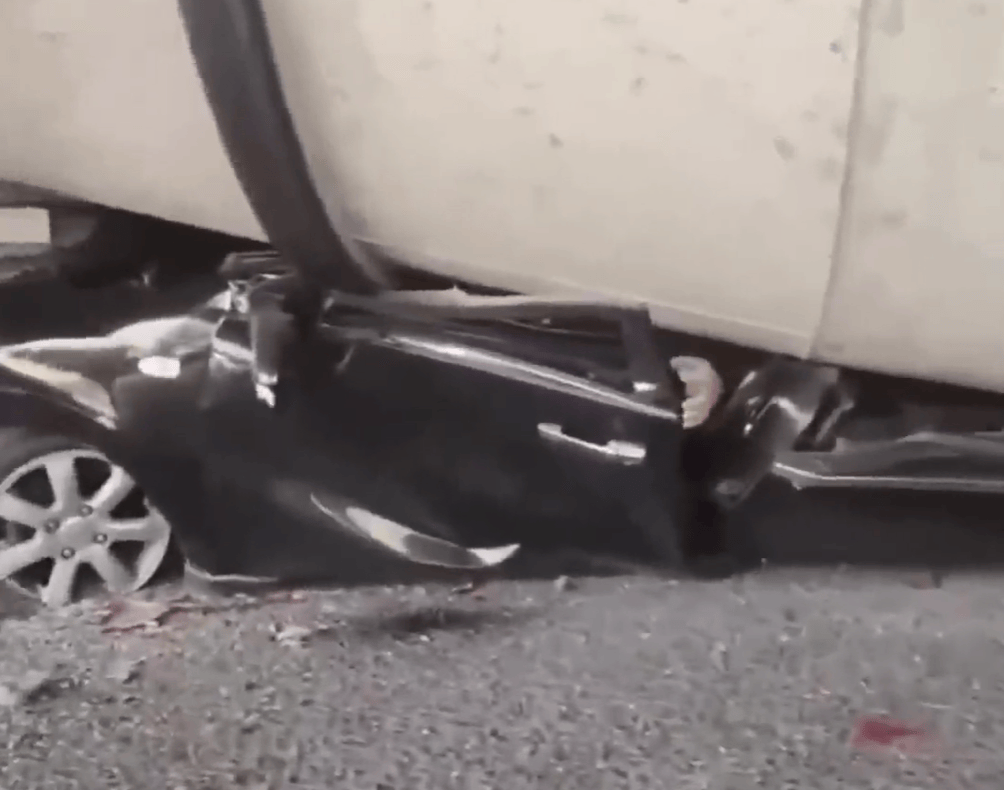 惊险，搅拌车侧翻压扁小轿车！万幸，司机仅受轻微伤！现场视频→