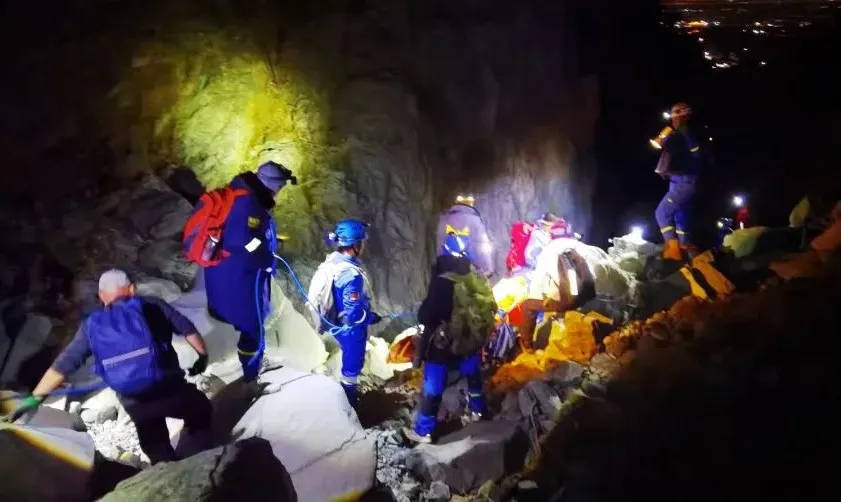 北京一男子带娃登山意外身亡！8岁孩子：以为爸爸只是睡着了