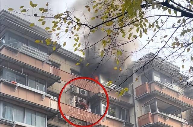 江苏南京一居民楼起火，浓烟滚滚，一女子被困窗外！当地回应