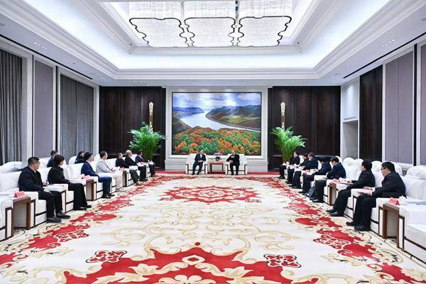 许勤会见吉利控股集团董事长李书福