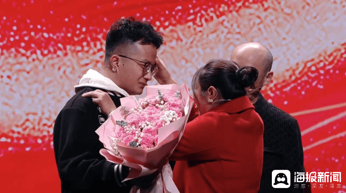 孩子丢失25年，父母亲坚持每周末到孩子丢失地等待一阵子