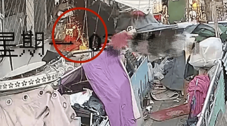 “你们不用管，出事我负责”！老人囤废品堵塞逃生路，不幸起火遇难