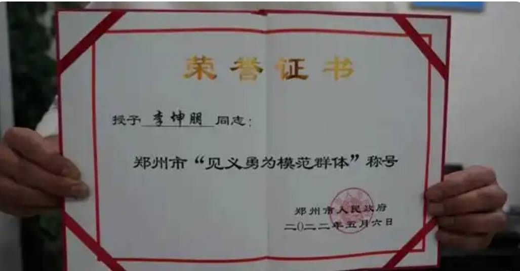 郑州暴雨中砸车救人“菜刀哥”突发疾病进ICU，呼吸心脏骤停病因未知，家属紧急求助