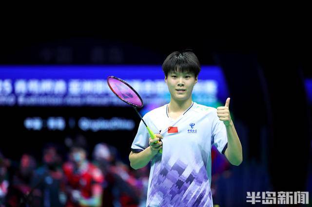 在青岛上演惊天大逆转！中国队3:2险胜日本队，挺进羽毛球亚团赛决赛