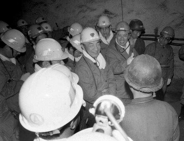 邹家华同志生平照片