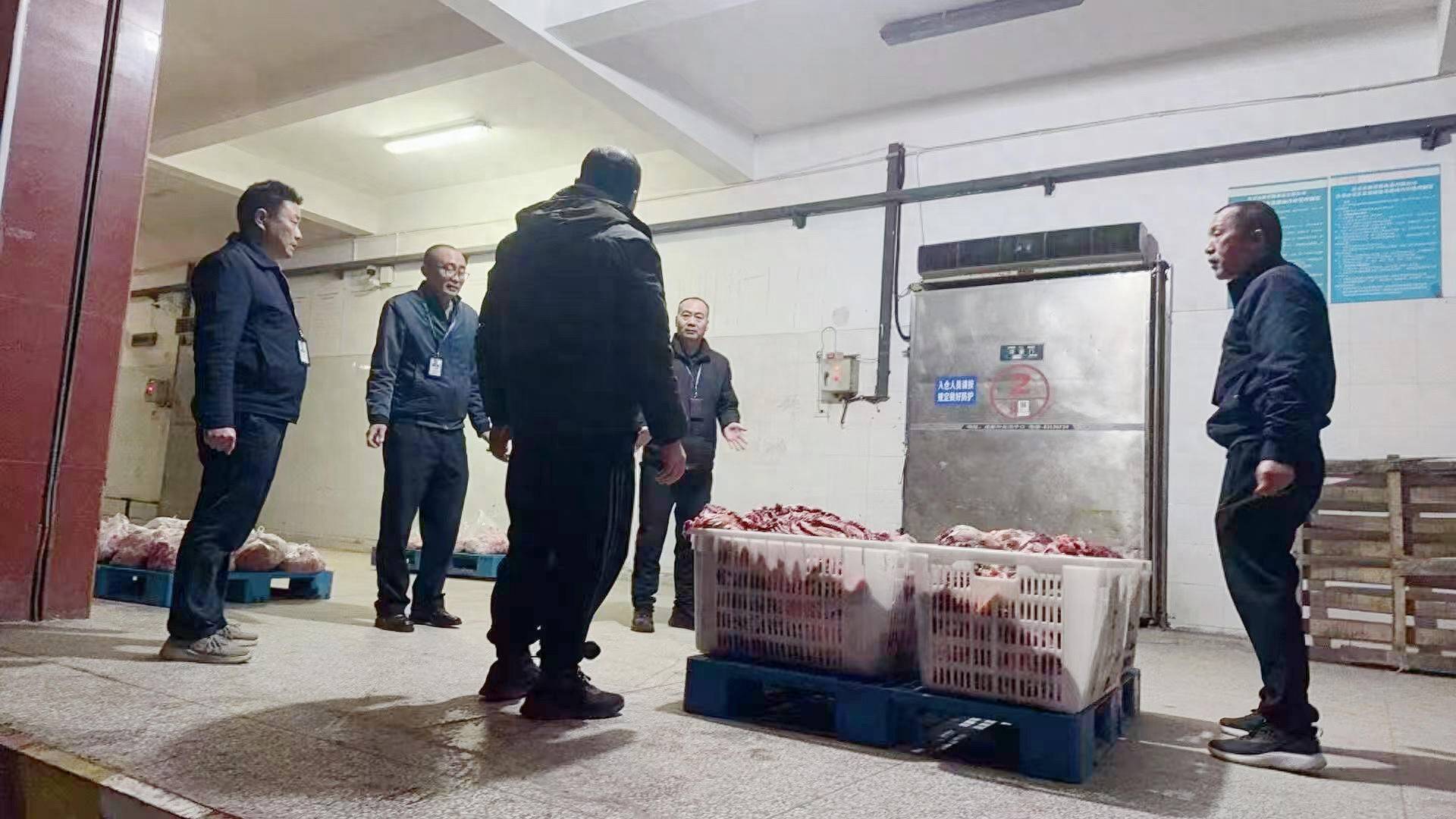 给活牛插管注水每头增重80斤！四川荣县警方破获一起售卖注水牛肉案，5人被抓