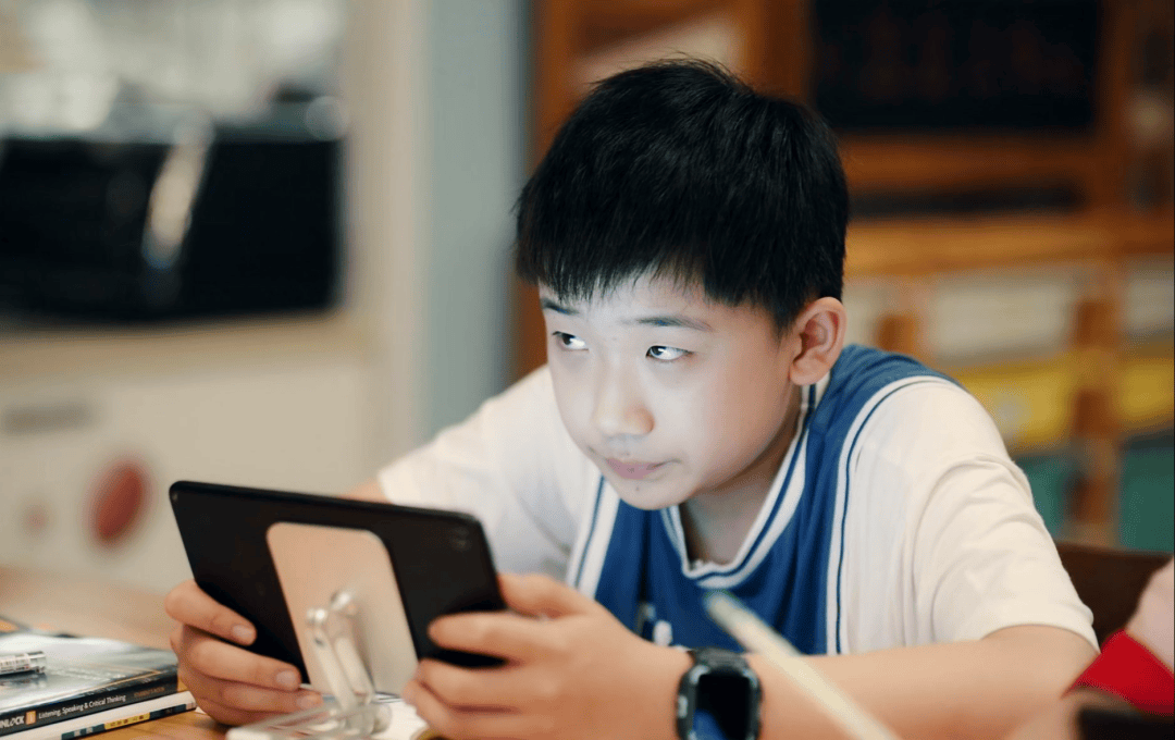 学生禁玩手机，催生孩子间的地下交易