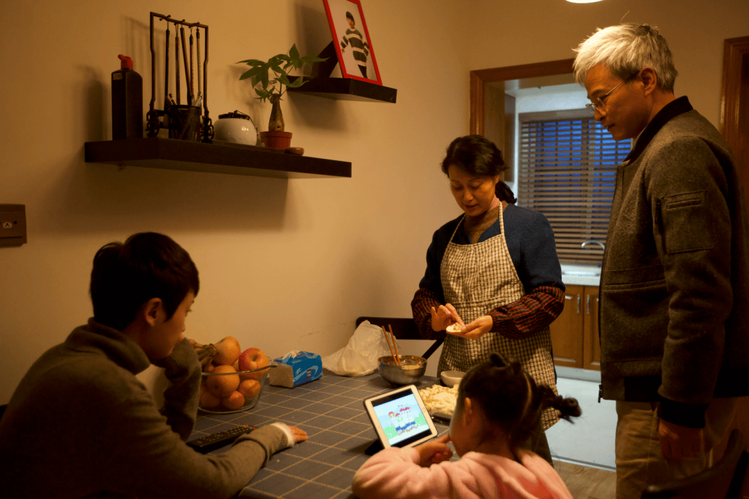 学生禁玩手机，催生孩子间的地下交易