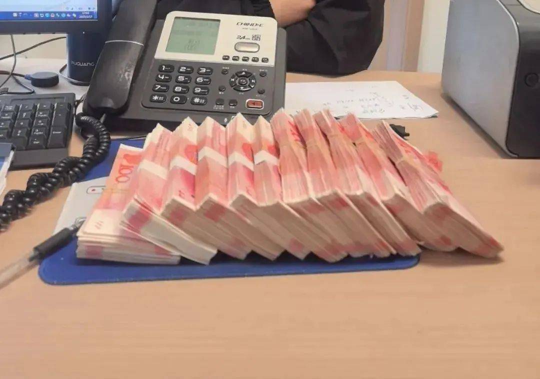 快递当场开箱：108000元现金！浙江男子傻眼了