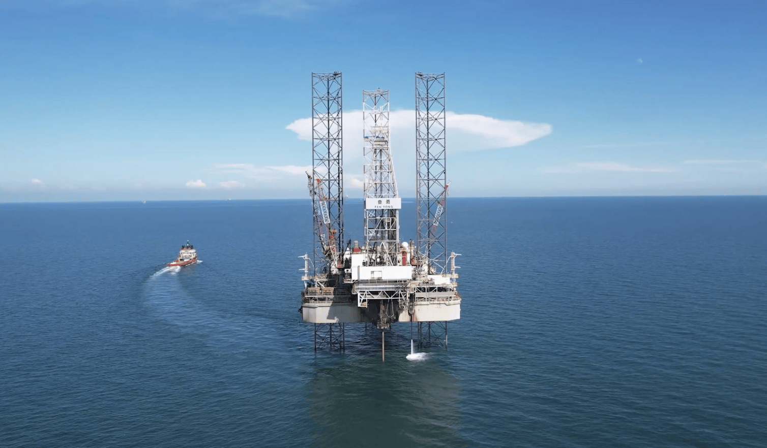 距离深圳市约170公里，中国在南海发现亿吨级油田