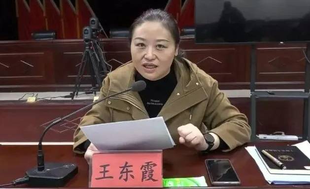 她任镇党委书记期间，为应付检查，对沿线21个村“刷白墙”