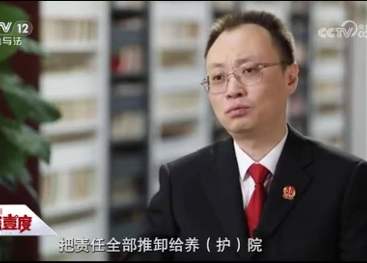 八旬老人拆掉护栏跳楼身亡，家属索赔40万，养护院被判无责