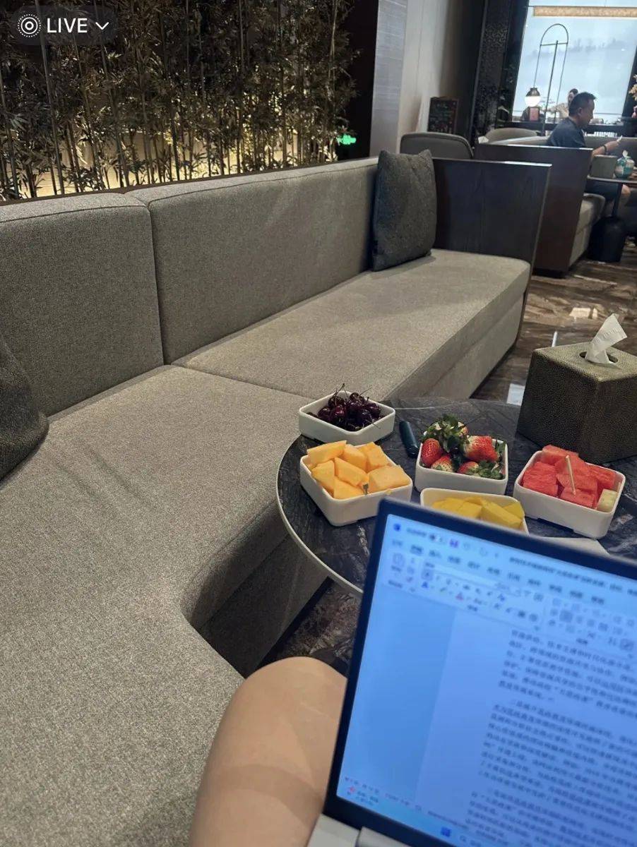 洗浴中心成打工人“移动工位”，一进去一股班味儿