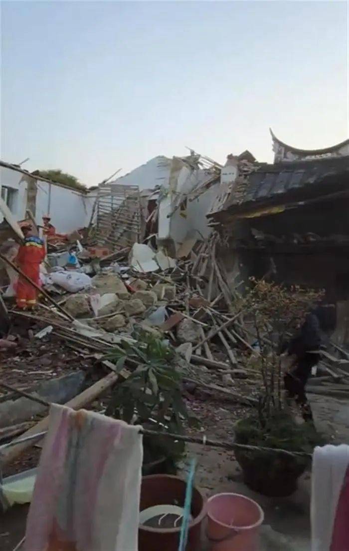 福建一民宅倒塌7人被埋，亲历者：房龄已超60年