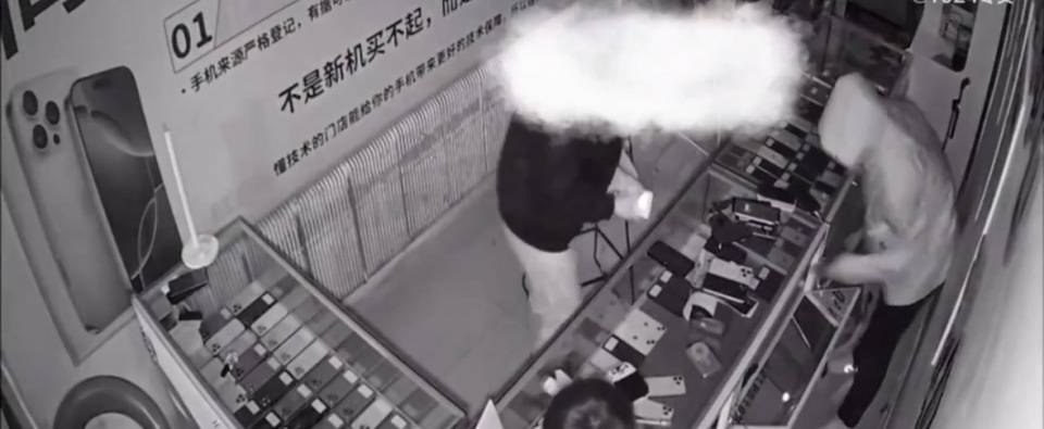 4名少年偷手机89部还发视频炫耀，店主：贼抓了又放，手机向谁要