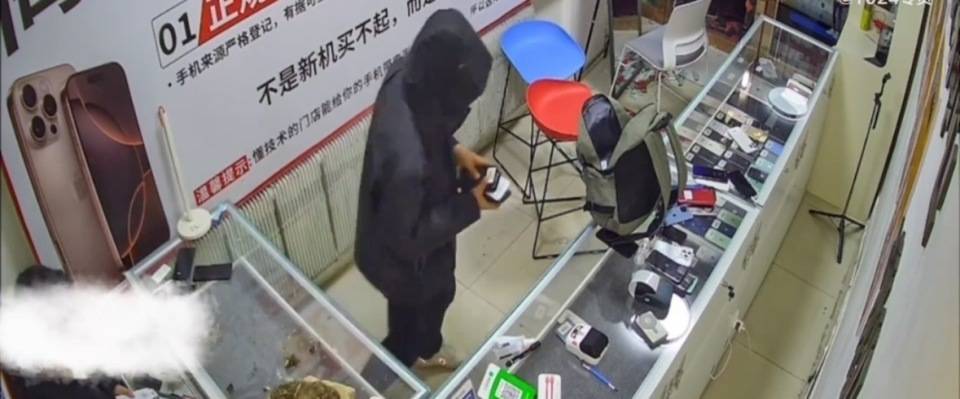 4名少年偷手机89部还发视频炫耀，店主：贼抓了又放，手机向谁要
