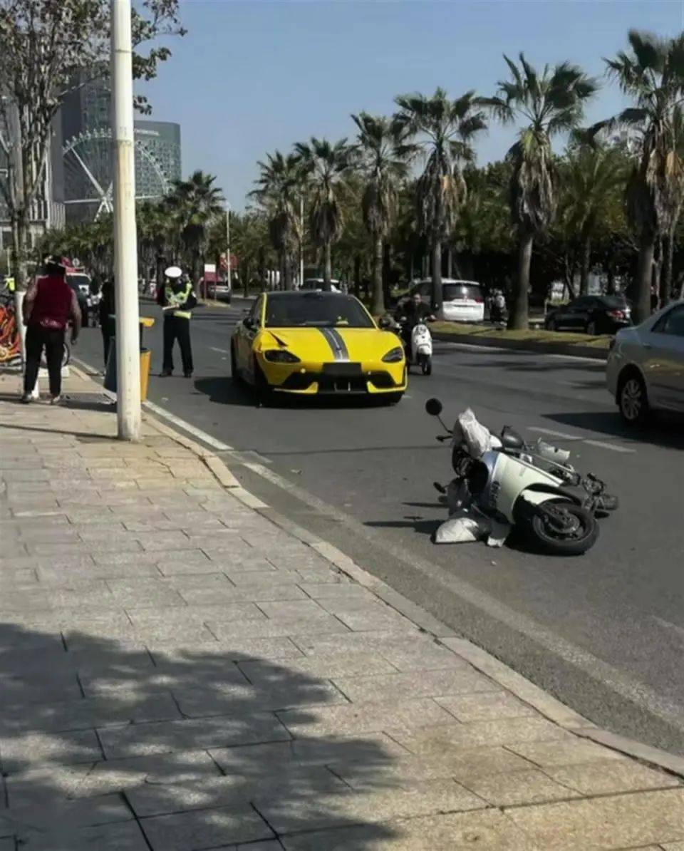 福建泉州一小米SU7 Ultra撞上电动车致26岁女生重伤，疑似受害者妹妹发声：姐姐送医治疗20余天，现已去世