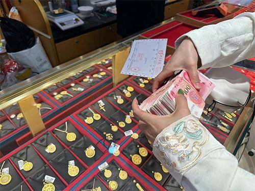 “先上车、被套住、再研究”，年轻人喜欢加入各种买金群