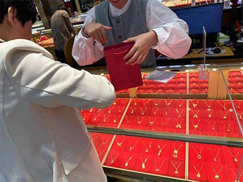 “先上车、被套住、再研究”，年轻人喜欢加入各种买金群