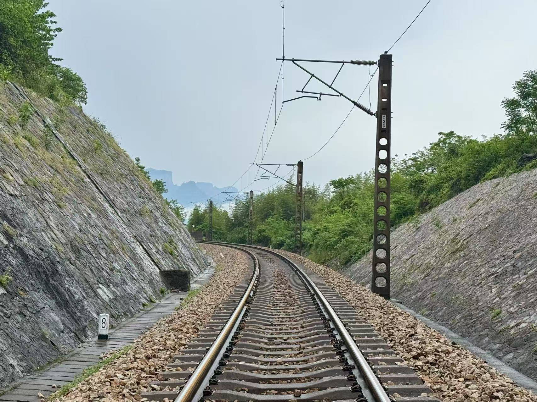 界面调查｜铁路穿村而过：一个湘西村庄与17起火车撞人事故