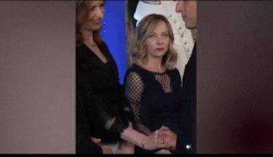 意大利女总理梅洛尼与马克龙又吵起来了，此前曾对他“翻白眼”，送去“死亡凝视”