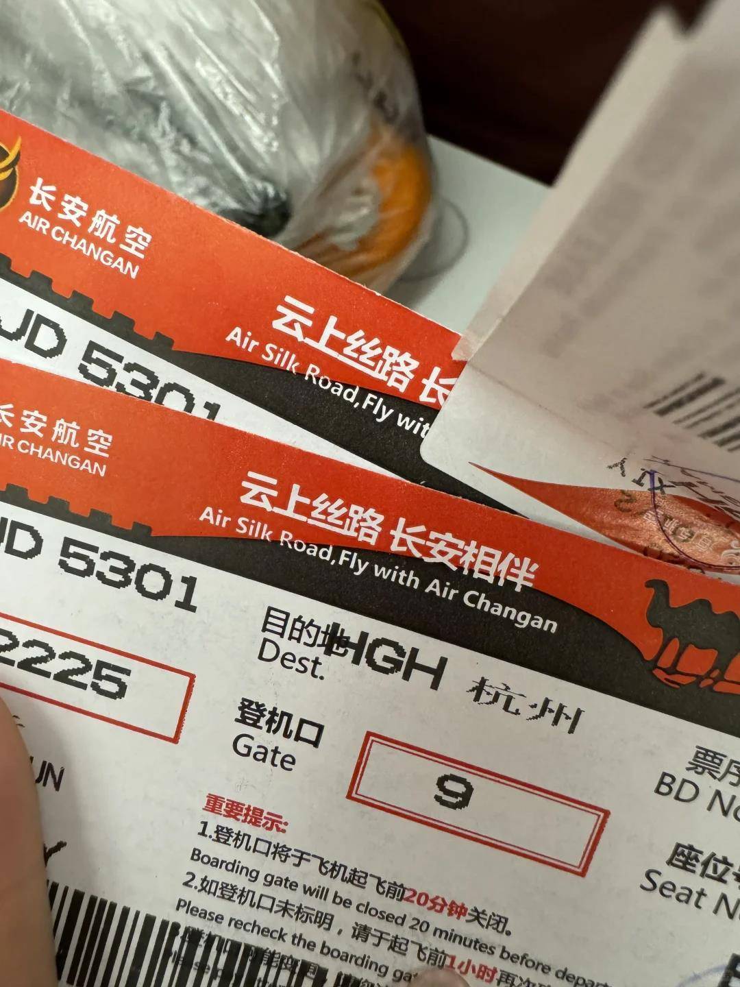 女子携20寸行李箱登机被指超标，无奈取出行李将空箱以48元托运，首都航空回应