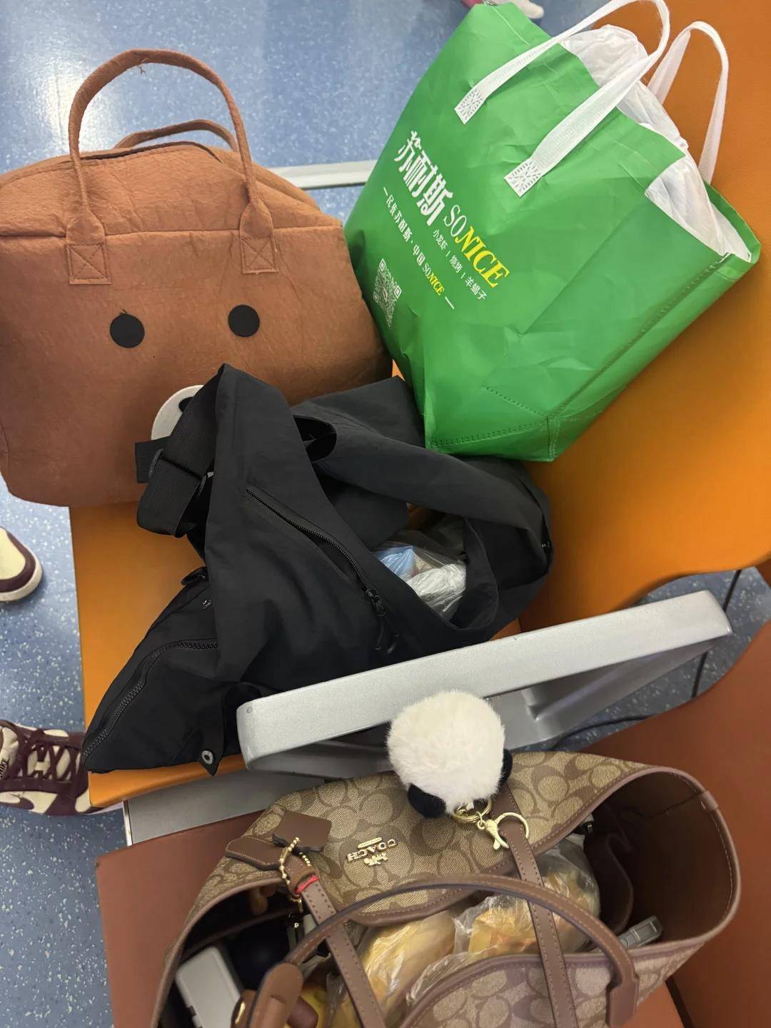 女子携20寸行李箱登机被指超标，无奈取出行李将空箱以48元托运，首都航空回应