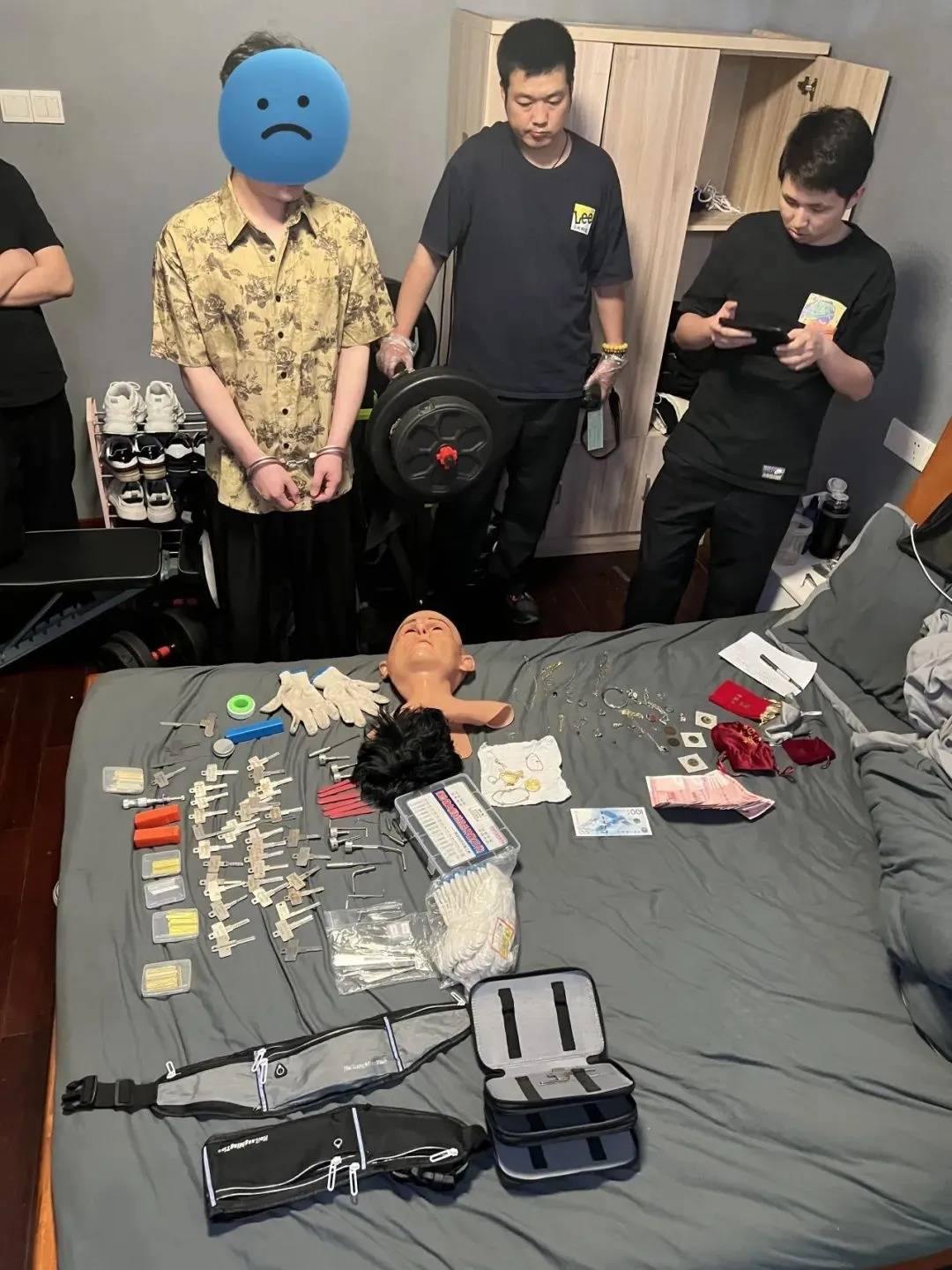 江苏一男子戴仿真“人皮”面具入室盗窃，流窜多个小区作案，涉案金额达15万余元