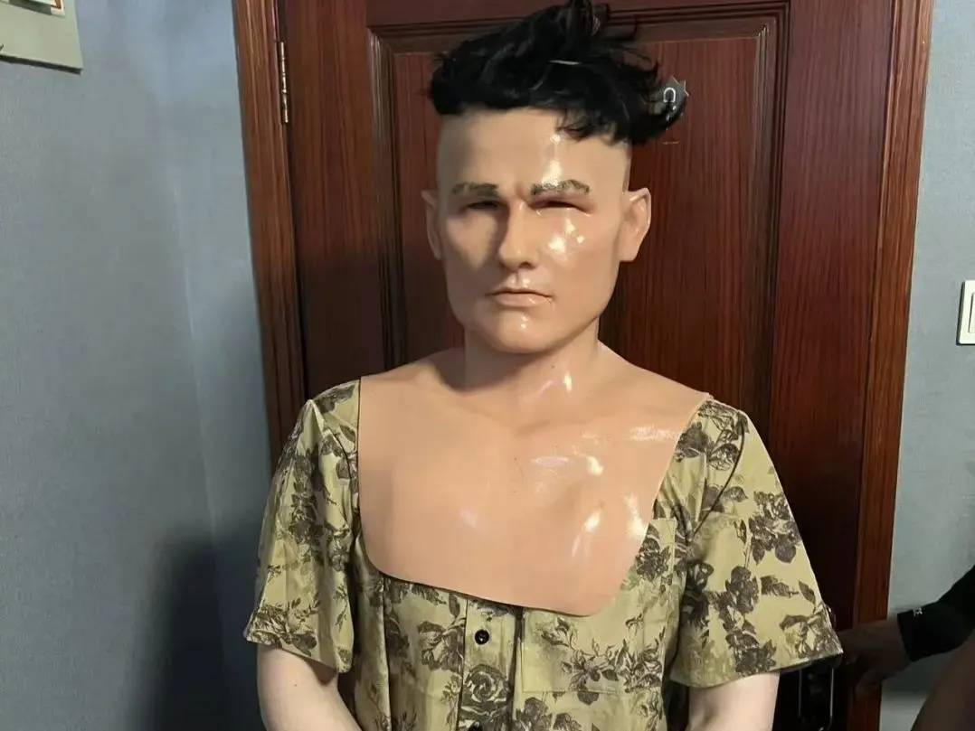 江苏一男子戴仿真“人皮”面具入室盗窃，流窜多个小区作案，涉案金额达15万余元