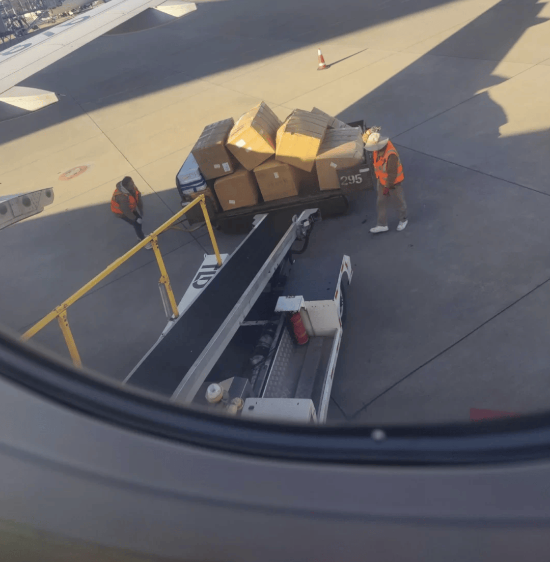 “坐飞机发现旁边放着冷链海鲜”，航空公司兼职送货给出差人整破防了