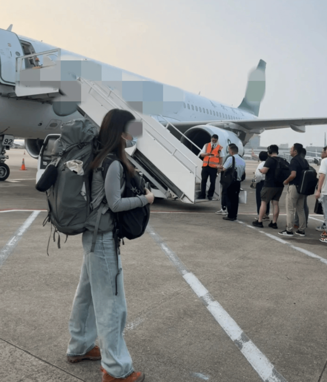 “坐飞机发现旁边放着冷链海鲜”，航空公司兼职送货给出差人整破防了